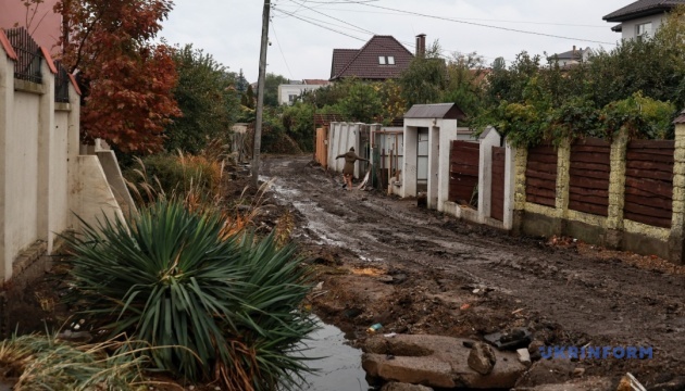 Мешканці підтоплених приватних будинків в Одесі побоюються обвалу через зсуви