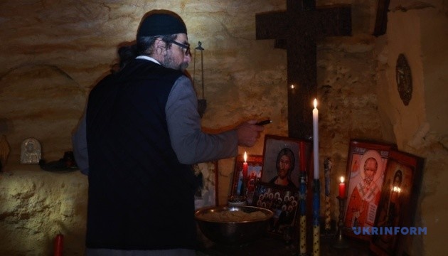 Молитва в катакомбах: репортаж з підпільної церкви Одеси