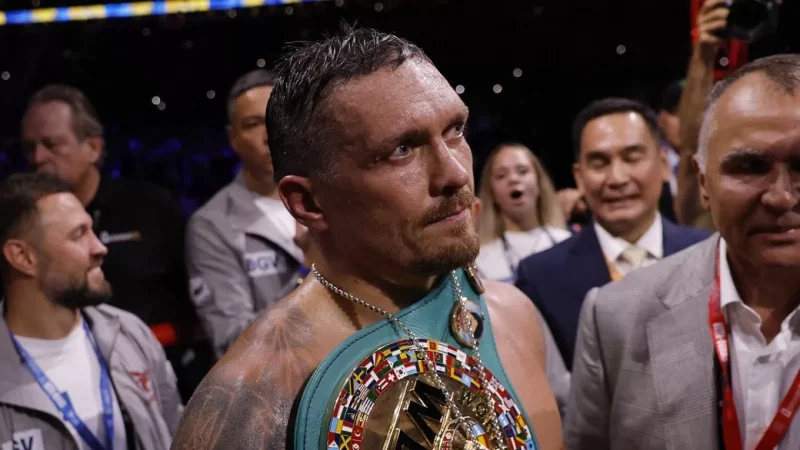 Усик відмовився від титулу абсолютного чемпіона світу з боксу у важкій вазі за версією WBO.